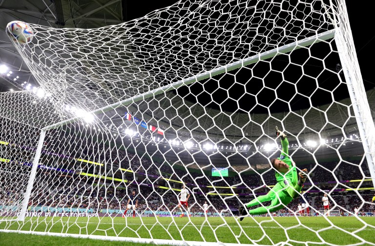 Doha (Qatar), 04/12/2022.- Goalkeeper Wojciech Szczesny of Poland is beaten as France score their second goal during the FIFA World Cup 2022 round of 16 soccer match between France and Poland at Al Thumama Stadium in Doha, Qatar, 04 December 2022. (Mundial de Fútbol, Francia, Polonia, Catar) EFE/EPA/Friedemann Vogel