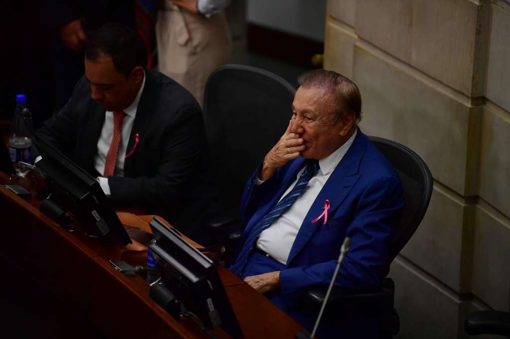 Senador en el debate sobre "Tierras para campesinos" y "Paz Total".