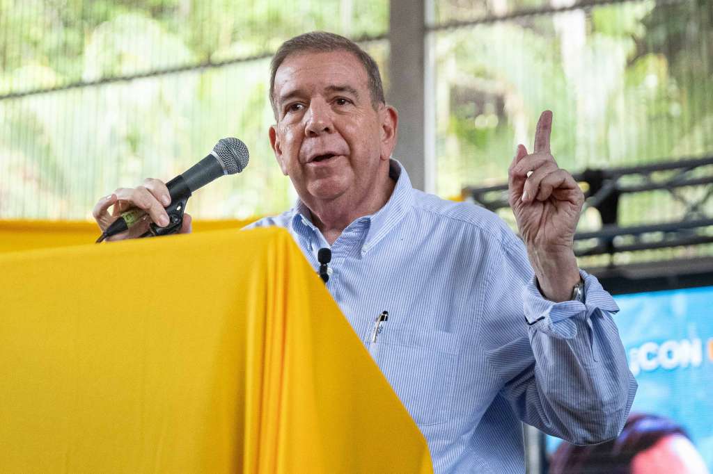 AME419. CARACAS (VENEZUELA), 31/05/2024.- El candidato presidencial de la Plataforma Unitaria Democrática (PUD), Edmundo González Urrutia, habla durante un acto público este viernes en Caracas (Venezuela). El candidato presidencial de la principal coalición opositora de Venezuela, Edmundo González Urrutia, llamó este viernes a "defender la voluntad de cambio" en cada centro de votación el próximo 28 de julio, cuando se celebrarán las elecciones en las que competirá contra el jefe de Estado, Nicolás Maduro, y otros ocho contendientes. EFE/ Ronald Peña