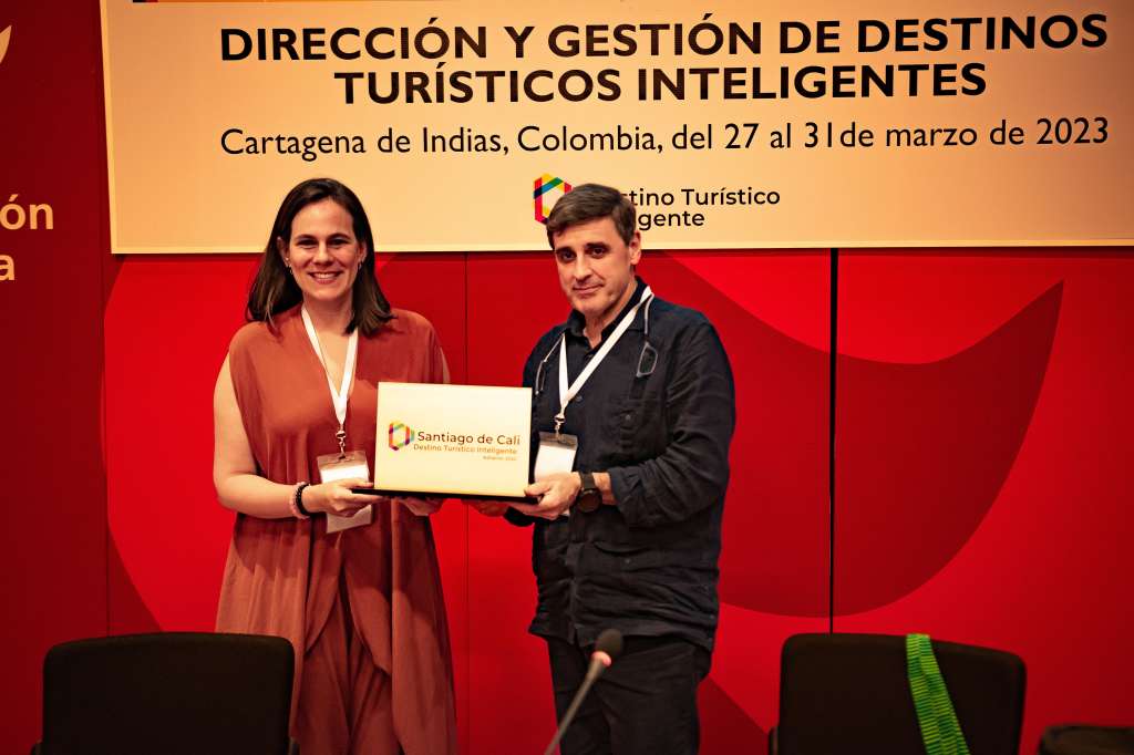 El reconocimiento fue entregado por Enrique Martínez, presidente de la Sociedad Mercantil Estatal para la Gestión de la Innovación y las Tecnologías Turísticas-SEGITTUR.El reconocimiento fue entregado por Enrique Martínez, presidente de la Sociedad Mercantil Estatal para la Gestión de la Innovación y las Tecnologías Turísticas-SEGITTUR.