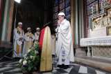 ¿Sacerdotes con cascos?: Así fue la primera misa en Notre Dame tras el incendio