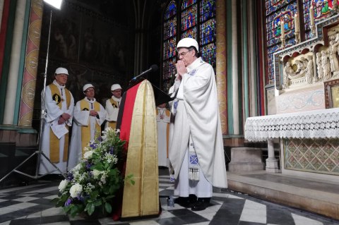 ¿Sacerdotes con cascos?: Así fue la primera misa en Notre Dame tras el incendio