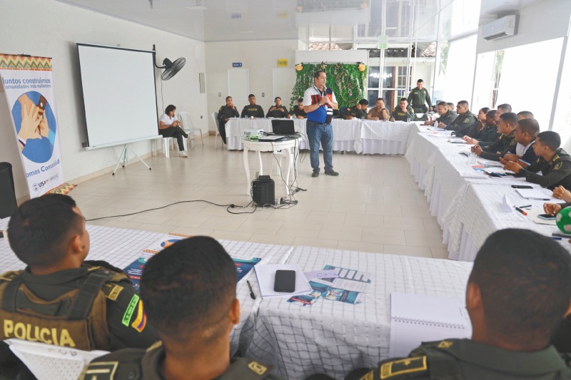 Juan Carlos Nieto y Somos Comunidad sustentando la idea de que la seguridad territorial no es responsabilidad exclusiva de la Policía. / Sergio Cárdenas - FUPAD