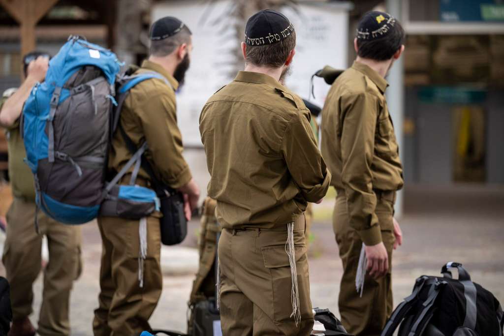 JERUSALÉN (ISRAEL), 05/01/2025.- Los primeros 50 soldados de la nueva brigada para judíos ultraortodoxos del Ejército israelí ya se han alistado y se espera que para finales de este domingo haya otros cien más registrados para la reserva. Las fuerzas israelíes informaron de que estas dos nuevas compañías representan "el primer paso para establecer la brigada ultraortodoxa", bautizada como la 'Brigada Hasmonea', después de que el Tribunal Supremo israelí ordenase en junio la integración militar de los judíos jaredíes, que hasta ahora gozaban de una exención para cumplir con el servicio militar obligatorio. EFE/ Ejército Israelí SOLO USO EDITORIAL SOLO DISPONIBLE PARA ILUSTRAR LA NOTICIA QUE ACOMPAÑA (CRÉDITO OBLIGATORIO)