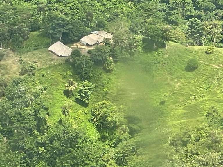 Apreciación panorámica del modesto escondite de alias Otoniel. Colombia ofrecía $3.000 millones de recompensa por su captura y Estados Unidos hasta US$ 5 millones. Al parecer, el clan del golfo era responsable de la mitad de la droga que salía de Colombia al exterior.
