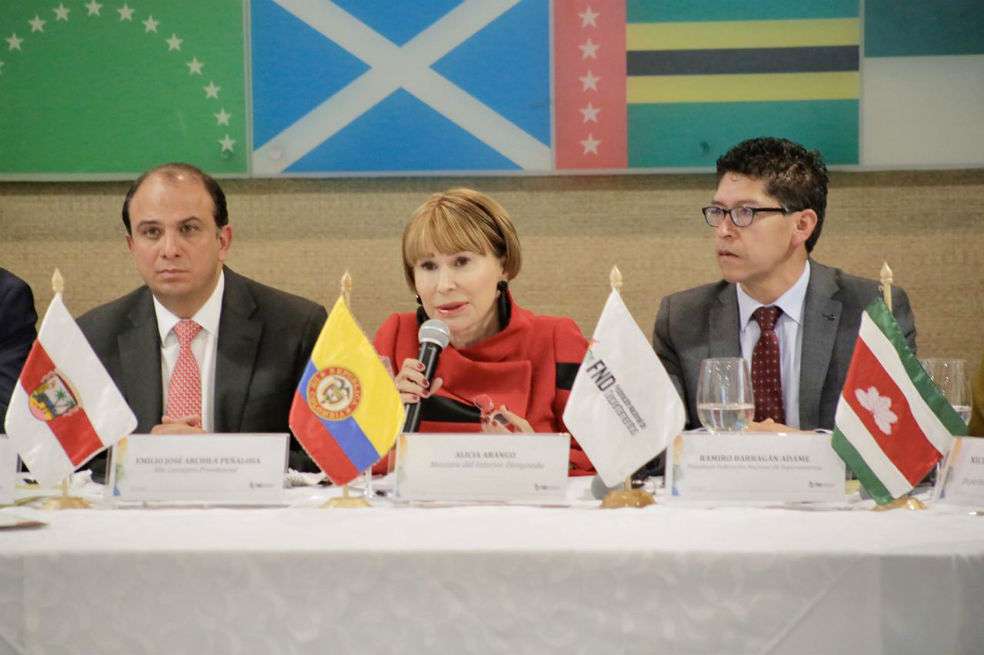 Lo paradójico es que en otro punto de Bogotá, la saliente ministra Nancy Patricia Gutiérrez –acompañada nada menos que por la vicepresidenta Marta Lucía Ramírez– presentaba el programa de garantías para lideresas y defensoras de derechos humanos, con el membrete también de “ministra del Interior”.