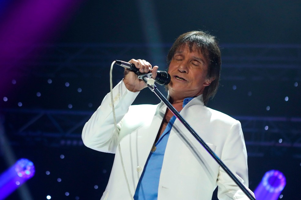 Fotografía de archivo fechada el 19 de abril de 2017 que muestra al cantante brasileño Roberto Carlos mientras se presenta en concierto en Lisboa (Portugal).