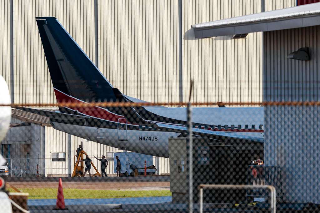 Un avión de pasajeros Boeing 737 comprado por el Departamento de Seguridad Nacional estacionado el mes pasado en el Aeropuerto Internacional Chennault en Lake Charles, Luisiana.