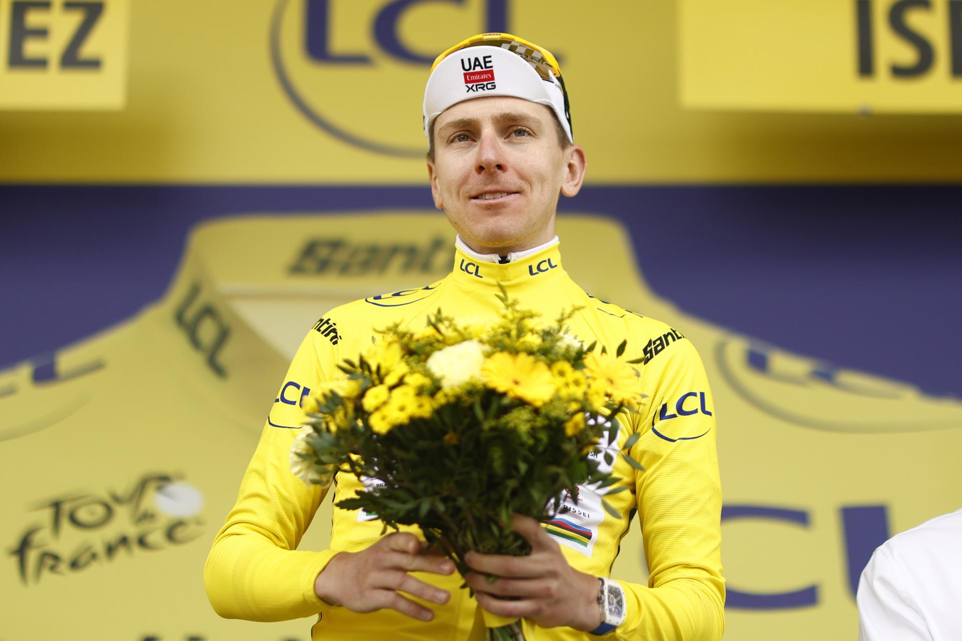 HUEZ (France), 25/07/2026.- Slovenian cyclist Tadej Pogacar of UAE Team Emirates XRG celebrates on the podium retaining the overall leader's yellow jersey after Stage 20 of the Tour de France, a 170.9 km route from Le Bourg d'Oisans to Alpe d'Huez, France, 25 July 2026. (Ciclismo, Francia) EFE/EPA/YOAN VALAT