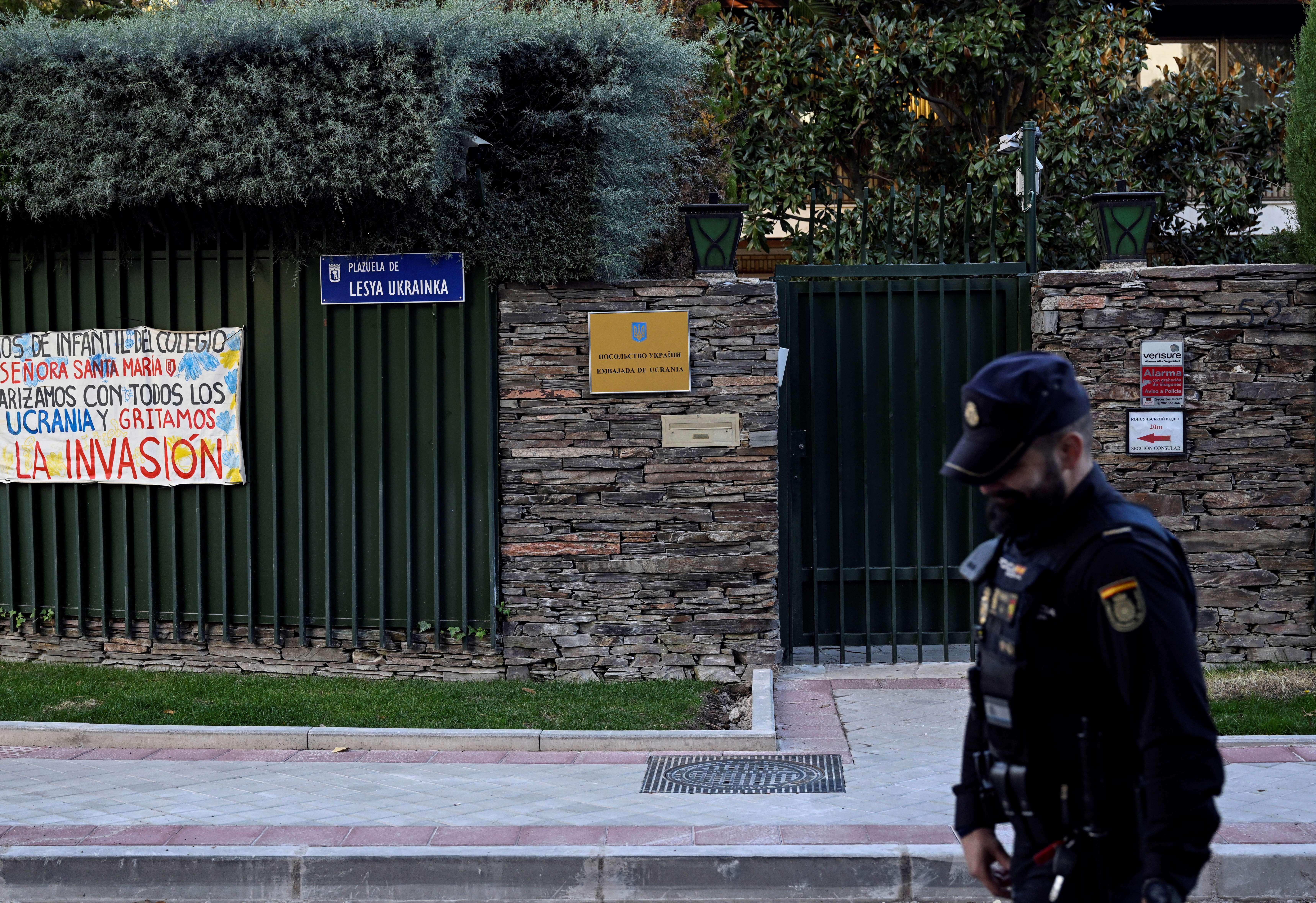 Un policía español hace guardia junto a la embajada de Ucrania en Madrid el 2 de diciembre de 2022.