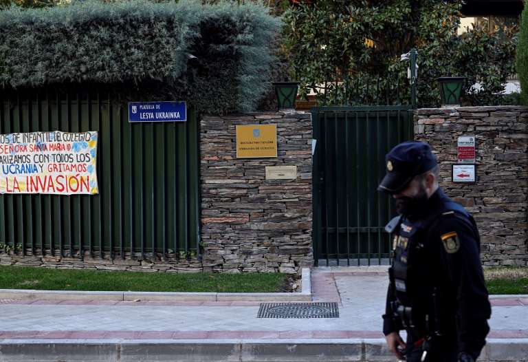Tras cartas bomba, envían sobres con ojos de animal a Embajada de Ucrania en España
