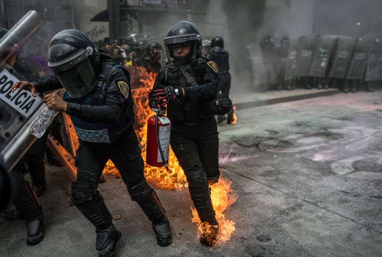 Las manifestantes, la mayoría vestidas de negro y con el rostro cubierto, se reunieron en las cercanías del centro histórico de Ciudad de México para marchar hacia Zócalo (plaza central) pero su paso fue impedido por un fuerte dispositivo policial, integrado con mujeres equipadas con escudos.