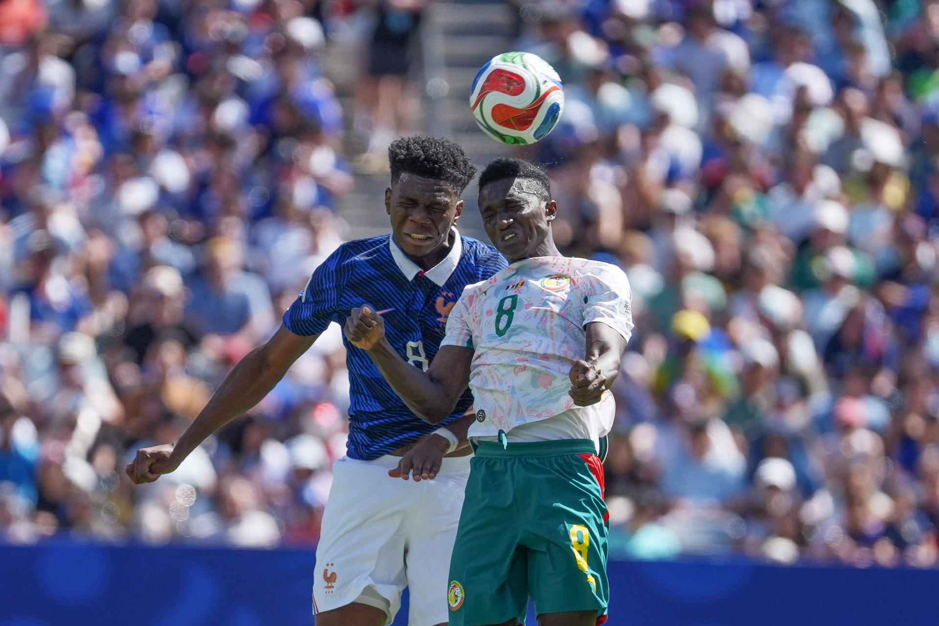 GR2276. NUEVA JERSEY (ESTADOS UNIDOS), 16/06/2026.- Aurelien Tchouameni (i) de Francia disputa el balón con Lamine Camara de Senegal este martes, en un partido del grupo I del Mundial de la FIFA 2026 entre Francia y Senegal en el estadio MetLife de Nueva Jersey (Estados Unidos). EFE/ Ángel Colmenares