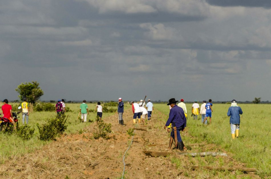 Miembros de la comunidad El Porvenir tumbando las cercas que, denuncian, se han venido levantando en las tierras que reclaman. / Cortesía Corporación Claretiana