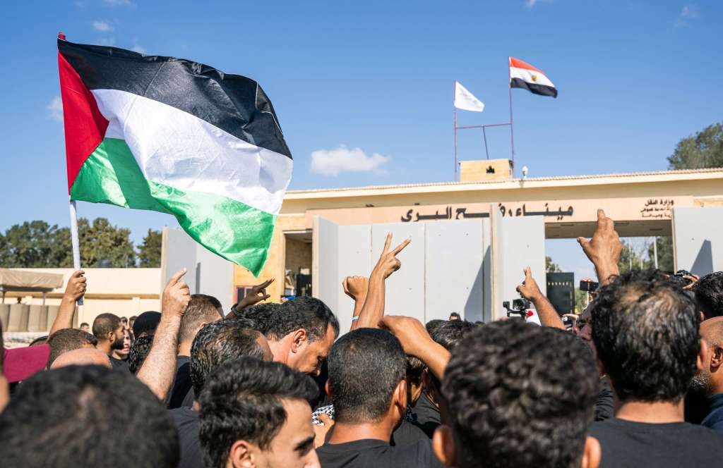 Rafah (Egypt), 18/10/2023.- Volunteers from humanitarian aid organizations chant slogans during a protest outside Rafah border gate, Egypt, 18 October 2023. Volunteers from humanitarian aid organizations staged a sit-in in front of the Rafah border gate, hours after Egypt's President Abdel Fattah al-Sisi blamed Israel for not allowing humanitarian aid into the Gaza Strip and accused Israel of attempting to relocate Palestinians into Sinai. As international mediators continue to push for the passage of aid into Gaza and the exit of foreign nationals fleeing the conflict, from it. Egypt's border crossing with the Gaza Strip in Rafah remained closed on 18 October, with the international aid convoys mostly stationed in the town of Arish some 50km away from Rafah. (Protestas, Egipto) EFE/EPA/ALI MOUSTAFA