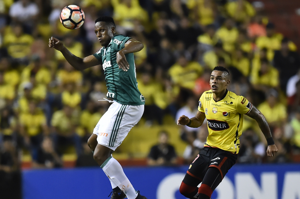 El defensor colombiano del Palmeiras, Yerry Mina (i), este miércoles, durante el partido frente a Barcelona de Ecuador. / AFP