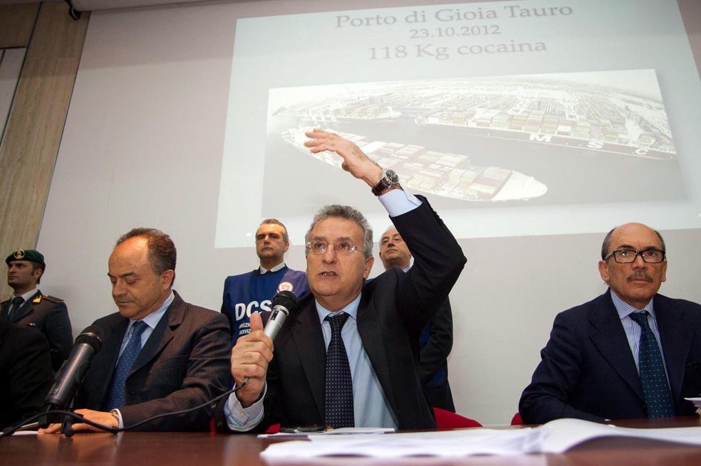El fiscal Nicola Gratteri (izda), el fiscal anti-mafia Franco Roberti (c) y el fiscal Federico Cafiero De Raho, ofrecen una rueda de prensa en Reggio Calabria parainformar de las capturas de miembros del cartel. / EFE