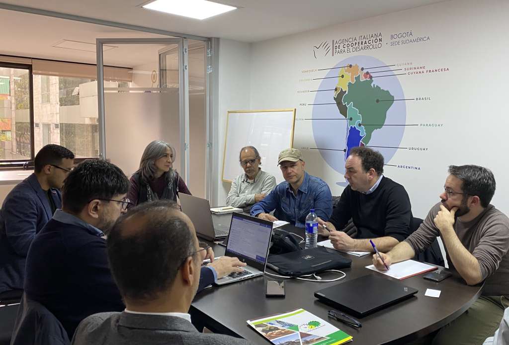 La delegación de expertos de la Universidad de Bolonia y los especialistas del Programa DRET II dan inicio al proyecto en las oficinas de La Agencia Italiana de Cooperación para el Desarrollo (AICS) en Bogotá.