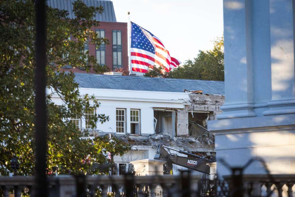 WASHINGTON (United States), 21/10/2025.- Constructions workers begin demolition of part of the East Wing of the White House for construction of President Trump's ballroom in Washington, DC, USA, 20 October 2025. The 27400-square-meter ballroom expansion of the White House will seat an estimated 900 people and is estimated to cost 200 million US dollars. EFE/EPA/JIM LO SCALZO