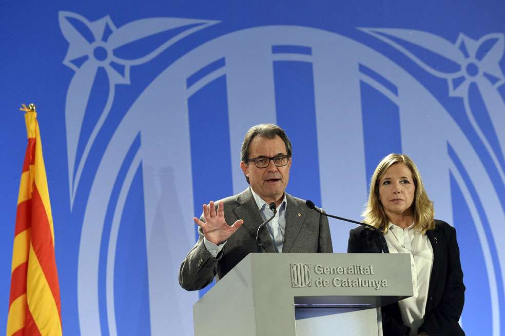 El presidente del gobierno autonómico de Cataluña, Artur Mas, pidió al mandatario español, Mariano Rajoy, negociar para llevar al cabo un referéndum. / AFP