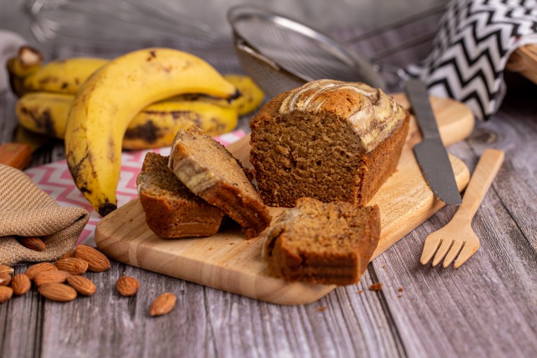 Receta de pan de banano con cobertura de yogurt griego y chocolate amargo