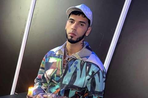 Anuel no suelta a Karol G y le envió indirecta por si llega a terminar con Feid