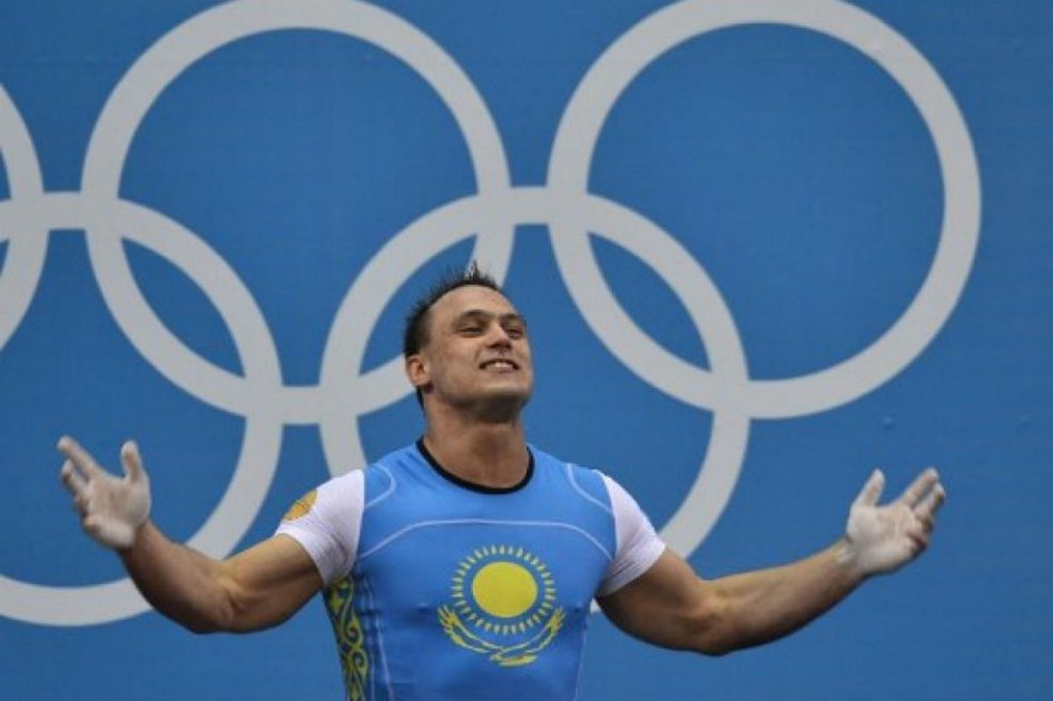 El kazako Ilya Ilin, pesista descalificado. Foto: AFP