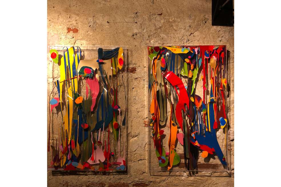 Explosiones de color, pinturas industriales en caja de acrílico por Mario Orbes.