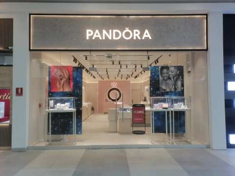 La plata está tan cara que Pandora está cambiando al platino