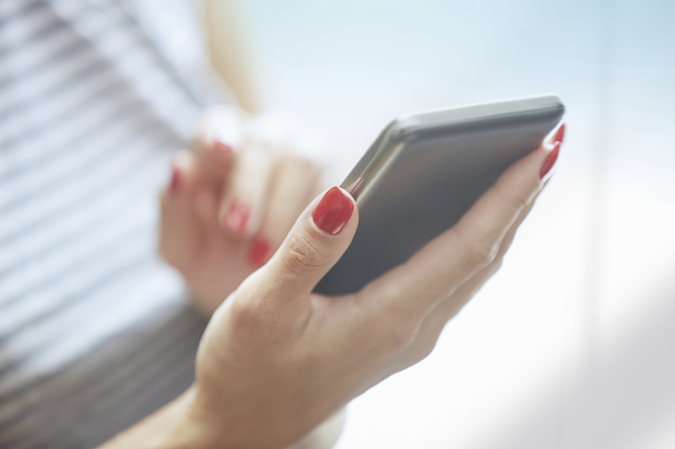 Tras detectar 200 mil mensajes agresivos en la red social, los investigadores se percataron de que la mitad provenían de perfiles de mujeres.  / iStock