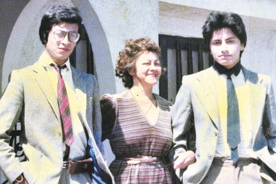 Imagen de Gustavo Petro en diciembre de 1985, cuando pertenecía al movimiento político M-19. En el centro su mamá y al lado su hermano menor. / Archivo - El Espectador