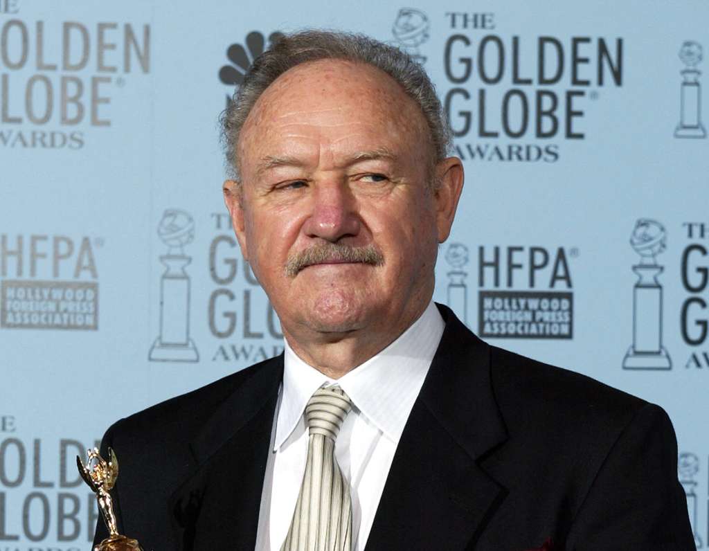 (FILES) Actor Gene Hackman holds the Cecile B. DeMille Award at the 60th Annual Golden Globe Awards 19 January 2003 in Beverly Hills, California. AFP PHOTO Hector MATA