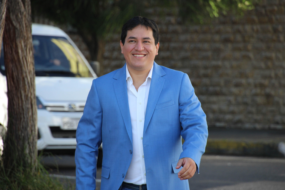 Andrés Arauz camina con un traje azul en las calles de Quito (Ecuador).