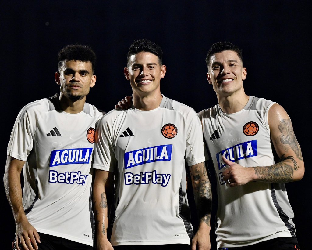 Luis Díaz, James Rodríguez y Matheus Uribe en la concentración de la selección de Colombia.