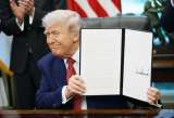 Emisoras públicas de EE. UU. demandaron a Trump por tratar de cortar sus fondos