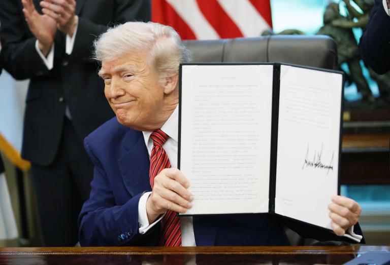 Emisoras públicas de EE. UU. demandaron a Trump por tratar de cortar sus fondos