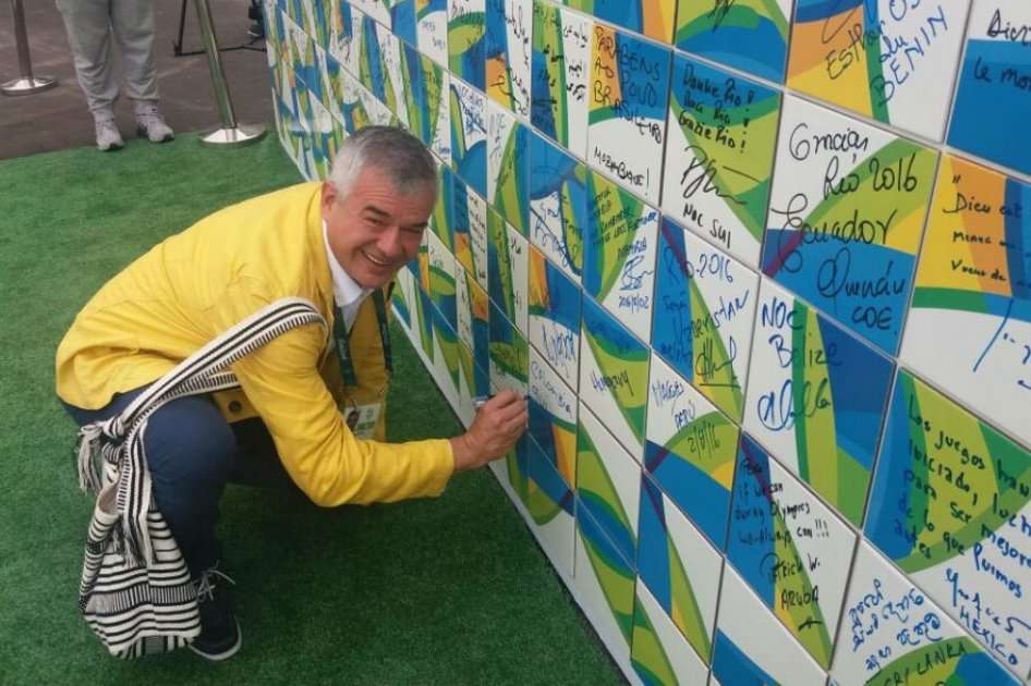 Ciro Solano Hurtado, jefe de Misión de Colombia en Río 2016, escribe su mensaje en el Muro Olímpico. Foto: COC