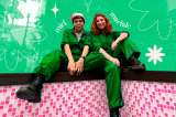 Las amigas que elaboran muebles utilizando plástico reciclado