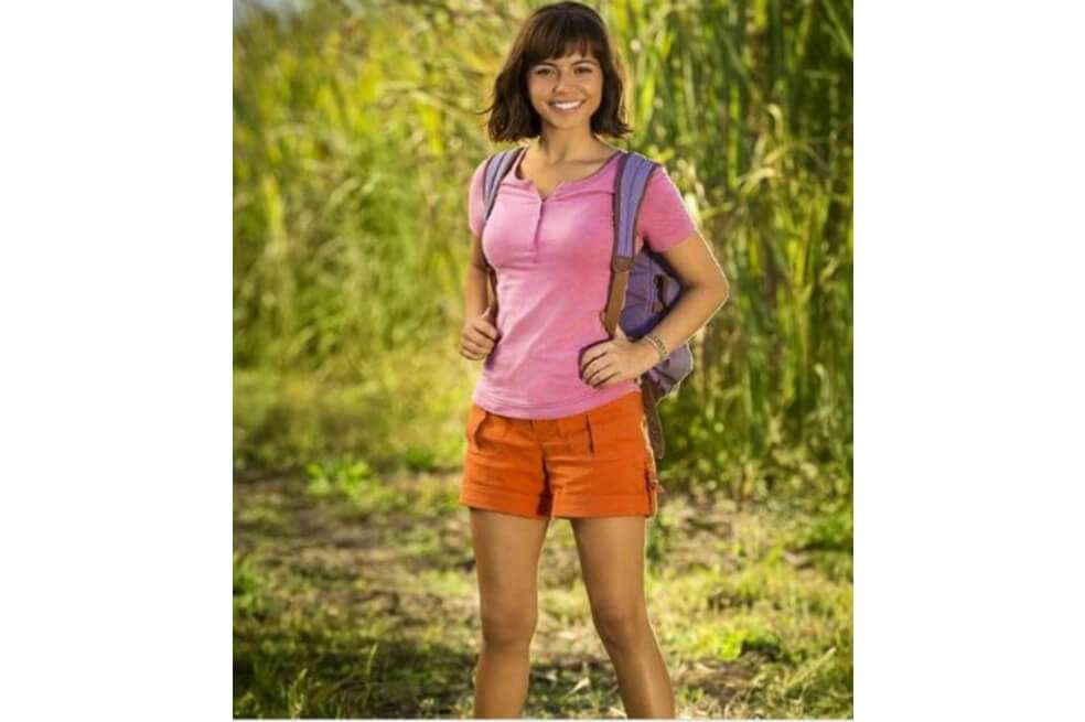 La actriz estadounidense de origen peruano Isabela Moner en una escena de la cinta "Dora and the Lost City of Gold".  / Cortesía