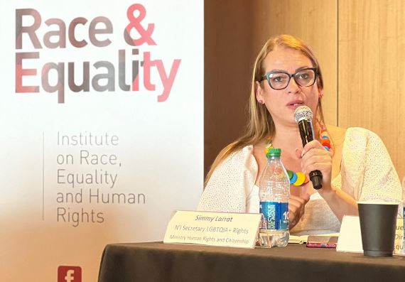 Symmy Larrat estudió Comunicación Social y ha sido activista en asuntos LGBTIQ+.