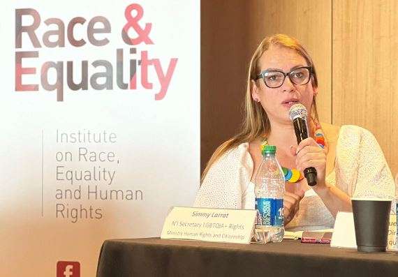 Symmy Larrat estudió Comunicación Social y ha sido activista en asuntos LGBTIQ+.