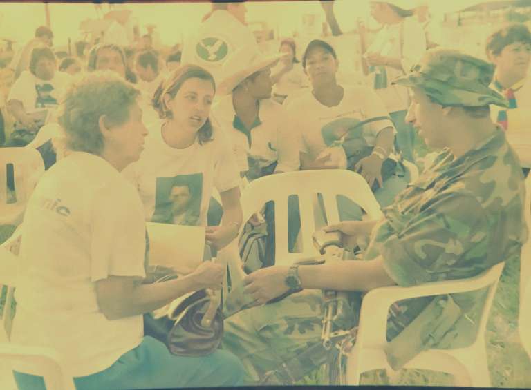 Fueron varios los viajes que las familias hicieron a Los Pozos, inspección de San Vicente del Caguán, donde funcionó la sede de los diálogos, para conseguir pruebas de supervivencia y presionar la libertad de sus seres queridos.