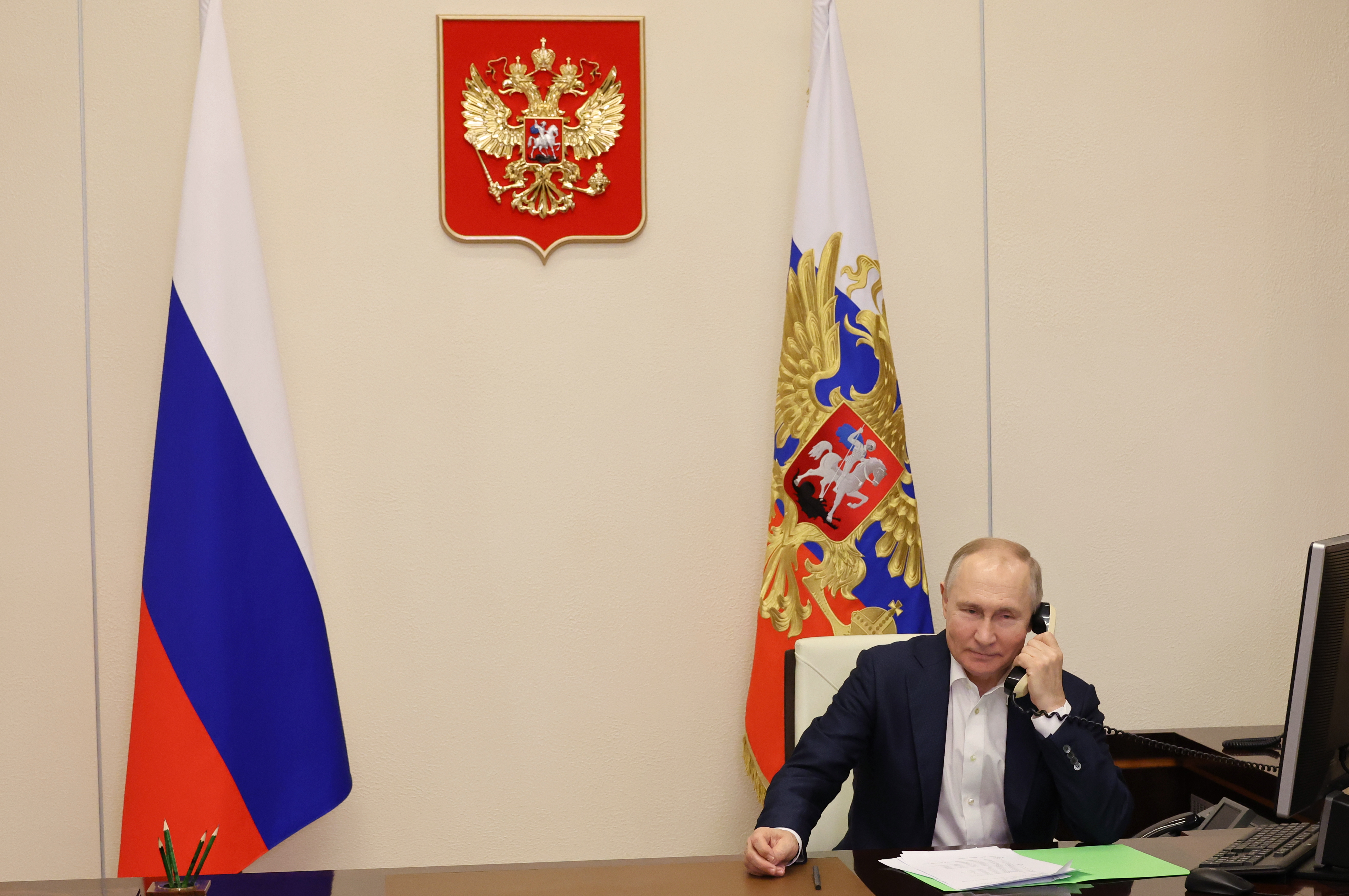 Moscow (Russian Federation), 02/01/2023.- Russian President Vladimir Putin talks on the phone with an eight year old Agatha Bylkova from the Kurgan region, a participant of the Fir Tree of Wishes charity campaign, in Moscow, Russia, 03 January 2023. On 22 December 2022, the President during a charity campaign, chose a postcard with a girl's New Year's wish to see the northern lights and ride a reindeer sleigh. (Rusia, Moscú) EFE/EPA/MIKHAEL KLIMENTYEV / SPUTNIK / KREMLIN POOL MANDATORY CREDIT
