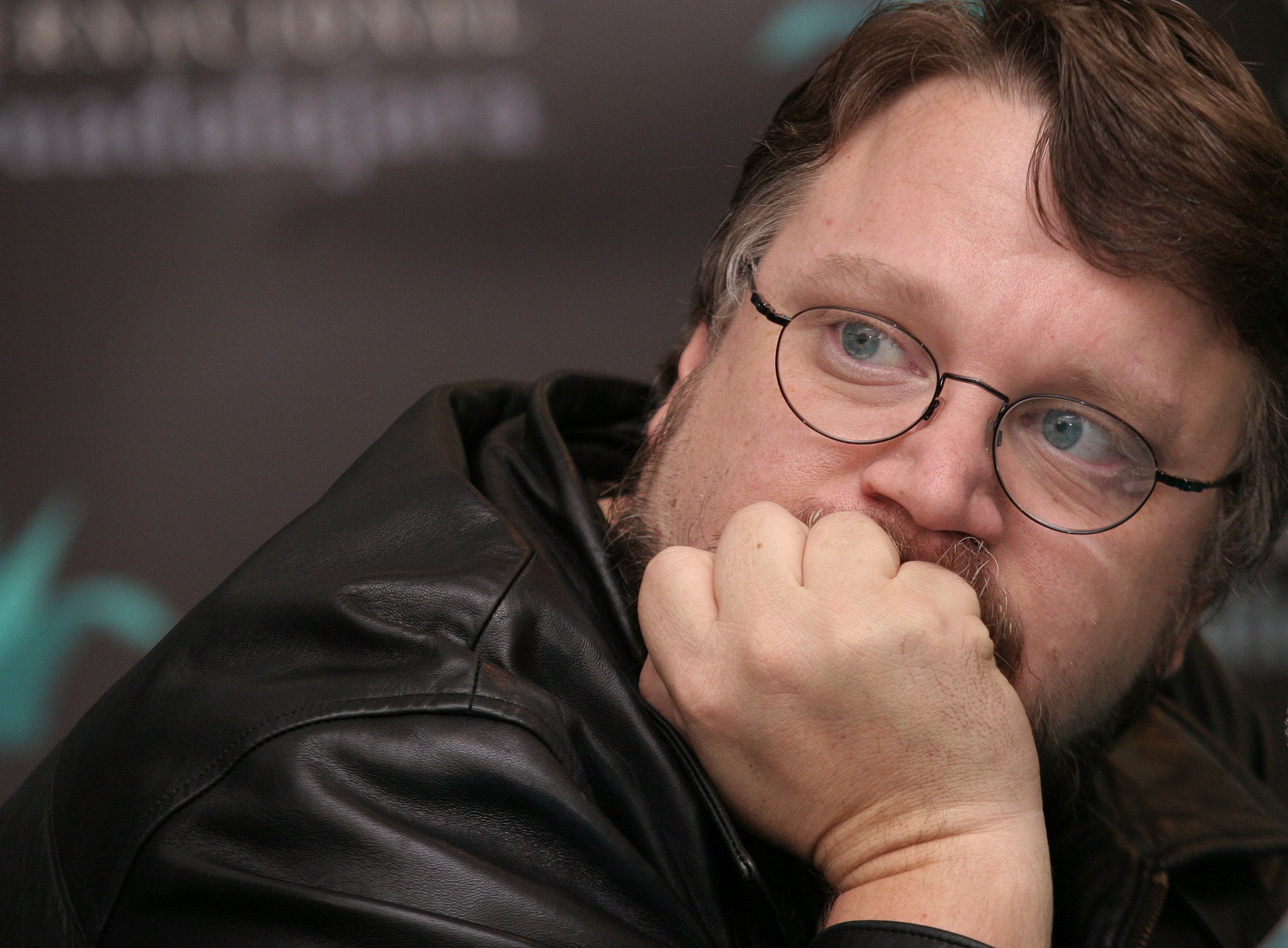 MEX26. GUADALAJARA (MÉXICO), 22/03/07.- Fotografía de archivo fechada el 22 de marzo de 2007 que muestra al cineasta mexicano Guillermo del Toro mientras reacciona en una rueda de prensa previa a la ceremonia de inauguración del XXII Festival Internacional de Cine en Guadalajara (México). La 94 edición de los Óscar, que se celebrarán en el Dolby Theater de Los Ángeles este 27 de marzo, contará con una nutrida presencia de representantes hispanos en categorías que van desde la mejor película o actriz de reparto hasta el filme de animación del año o la mejor canción original. En la categoría reina, la de mejor película, se encuentra la cinta "Nightmare Alley", dirigida por el mexicano Guillermo del Toro, y que también opta a las estatuillas de mejor fotografía, mejor vestuario y mejor diseño de producción. EFE/ José Méndez ARCHIVO