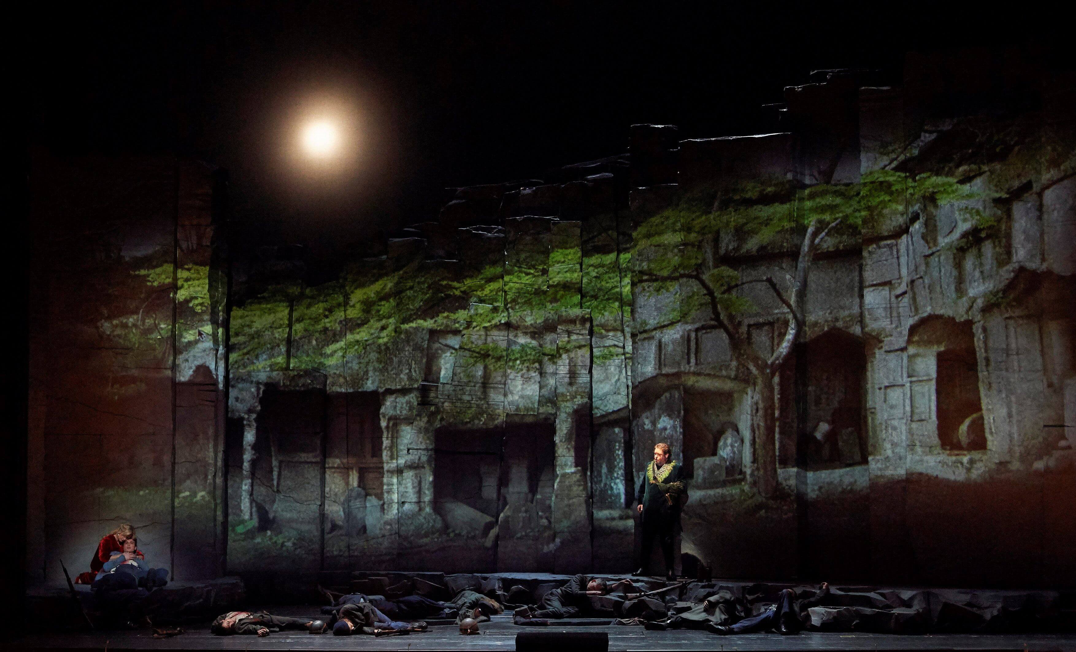 La Ópera de Viena celebra hoy su 150 aniversario levantando el telón de un nuevo montaje de "La mujer sin sombra", una de las pocas óperas de relevancia internacional que tuvo su estreno absoluto en Viena y la única de Richard Strauss que vio la luz en este escenario. / EFE/Michael Pöhn
