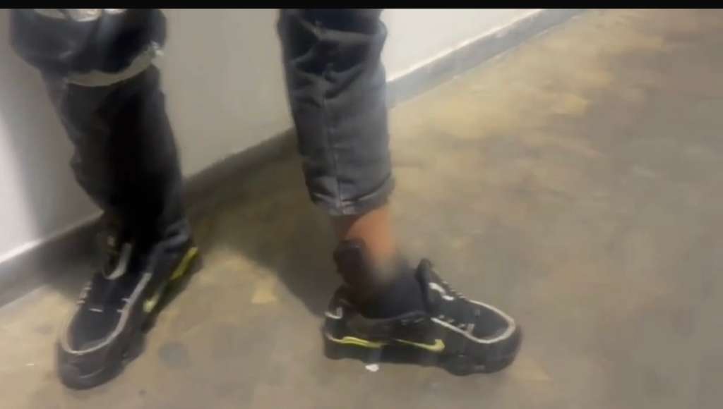 El capturado portaba un brazalete electrónico del INPEC, pues cumplía una medida de detención domiciliaria cuando fue sorprendido por la Policía.