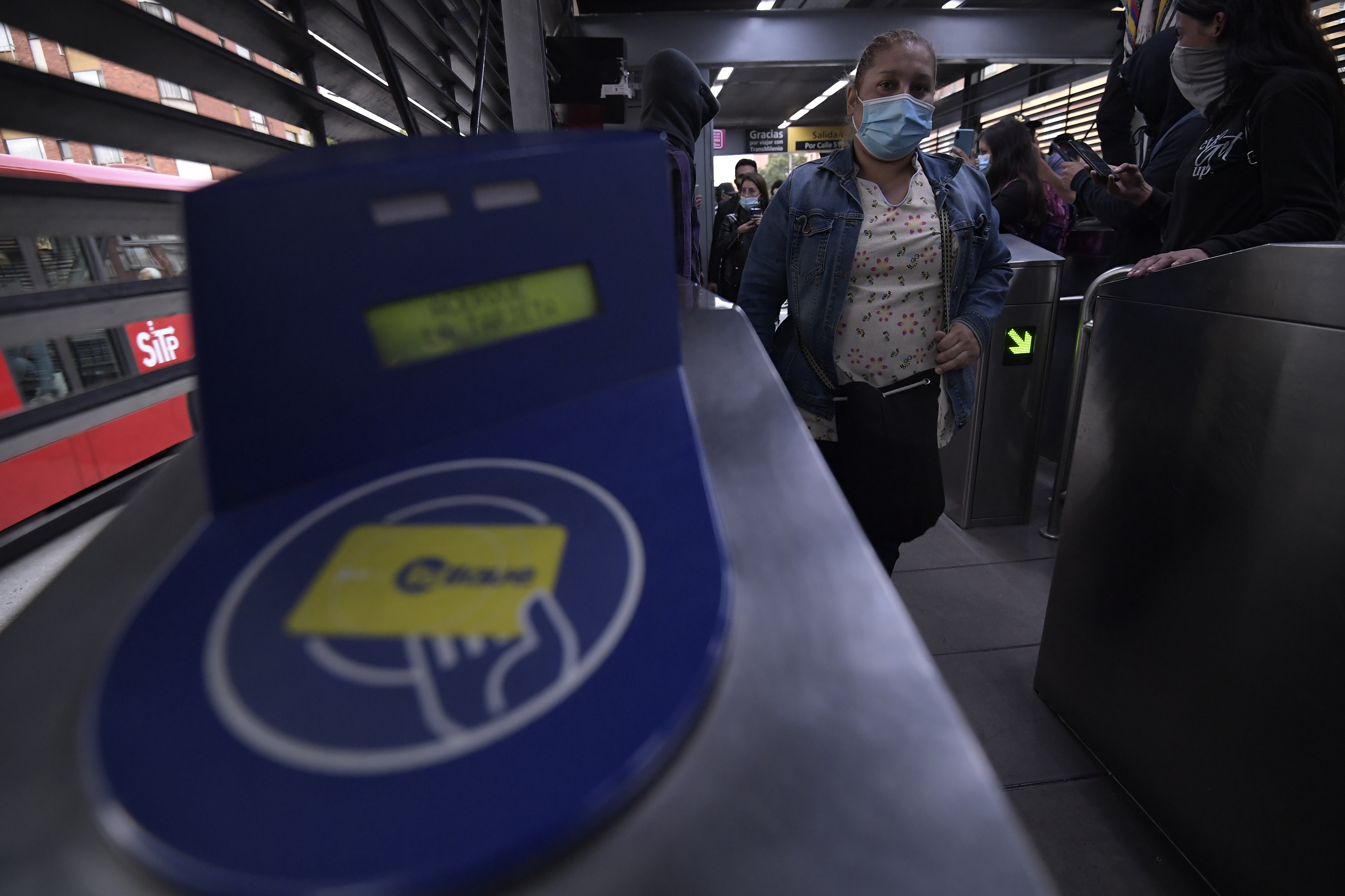Con la consigna "Evadir, no pagar. Otra forma de luchar", algunos ciudadanos promovieron "colatones" en varias estaciones de Transmilenio de la troncal de la Avenida Caracas en Bogotá, como protesta por el incremento del pasaje del Transmilenio y el Sitp.