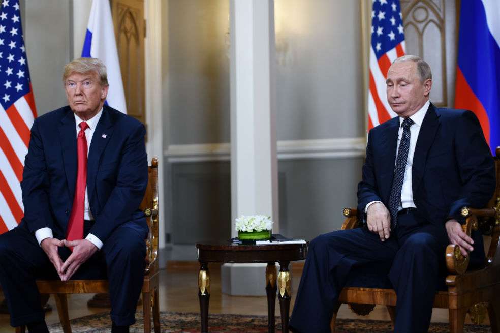 El presidente ruso, Vladimir Putin (derecha, y su homólogo estadounidense, Donald Trump (izquierda), durante su encuentro en Helsinki, el 16 de julio. / AFP