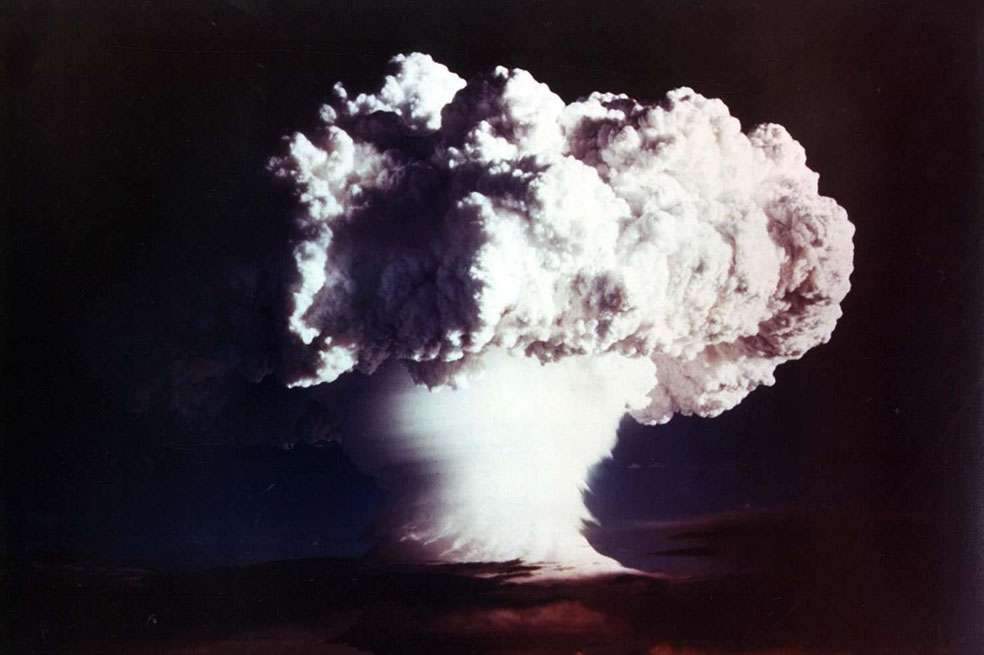 Esta es una imagen de archivo de folleto publicada por el Departamento de Energía de Estados Unidos en la que se ve la nube de XX-58 IVY MIKE, un dispositivo termonuclear experimental.
