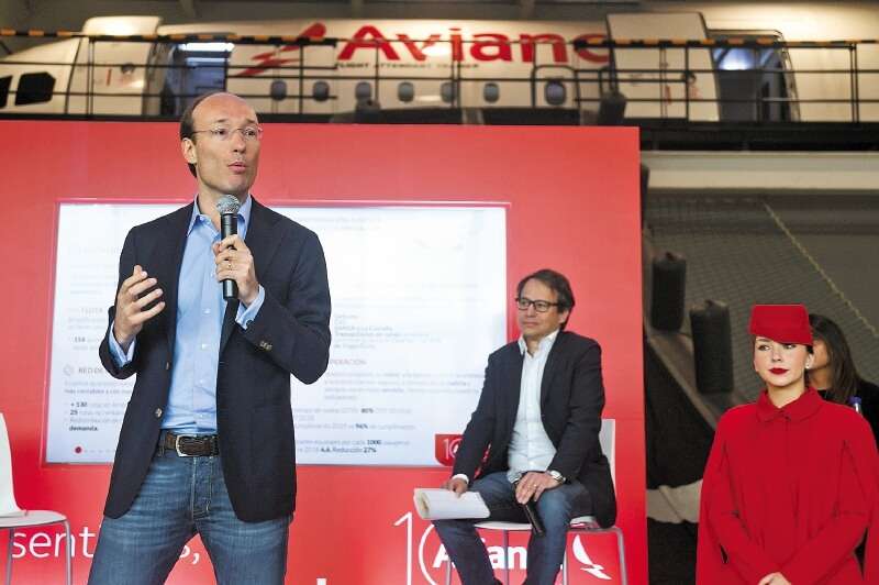 Anko van der Werff, presidente y CEO de Avianca (izq), junto con el CFO, Adrián Neuhauser (der). / Gustavo Torrijos - El Espectador